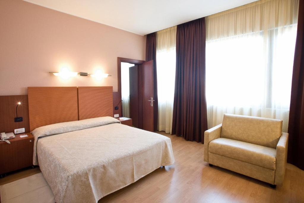 Hotel Mareschi Palace Novara Room photo